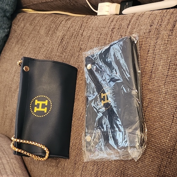 New Leather Navy/Gold H Tissue Cover - Picture 10 of 12